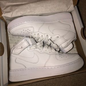 NIKE AIR FORCE 1 MID